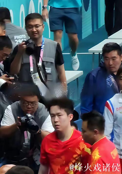 早日恢复健康！王楚钦上车困难无法弯腰！